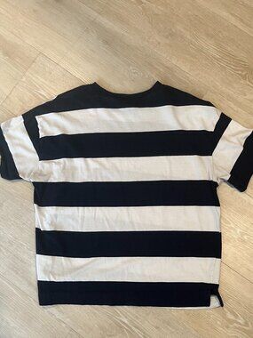 Old Navy Women's white/navy striped tee women's S
